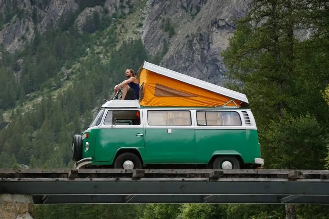 Fré met zijn Volkswagenbusje